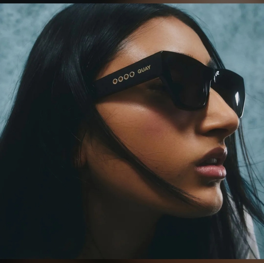 NEW QUAY No Apologies Sunglasses (Black Frame/Smoke Lens)